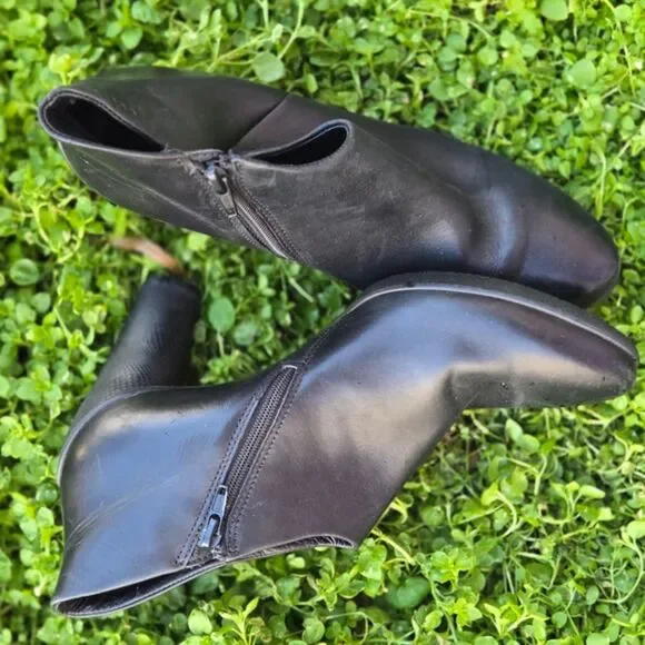 ECCO Black Leather Ankle Boots Women’s 9 Zip Comfort Booties - Picture 2 of 9